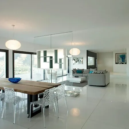 L'ile-rousse Sleeps 10 With Pool Air Con And Wifi *